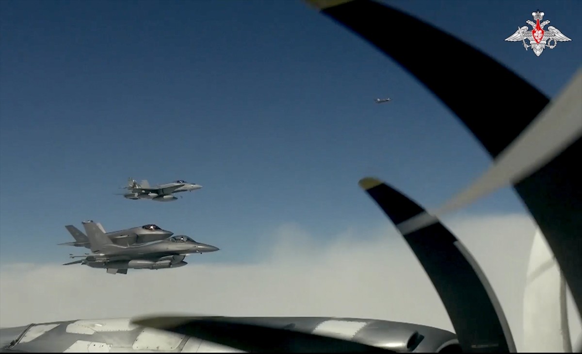 Rusya Savunma Bakanlığı, Rus ve Çin stratejik bombardıman uçaklarının Çukçi ve Bering denizleri...