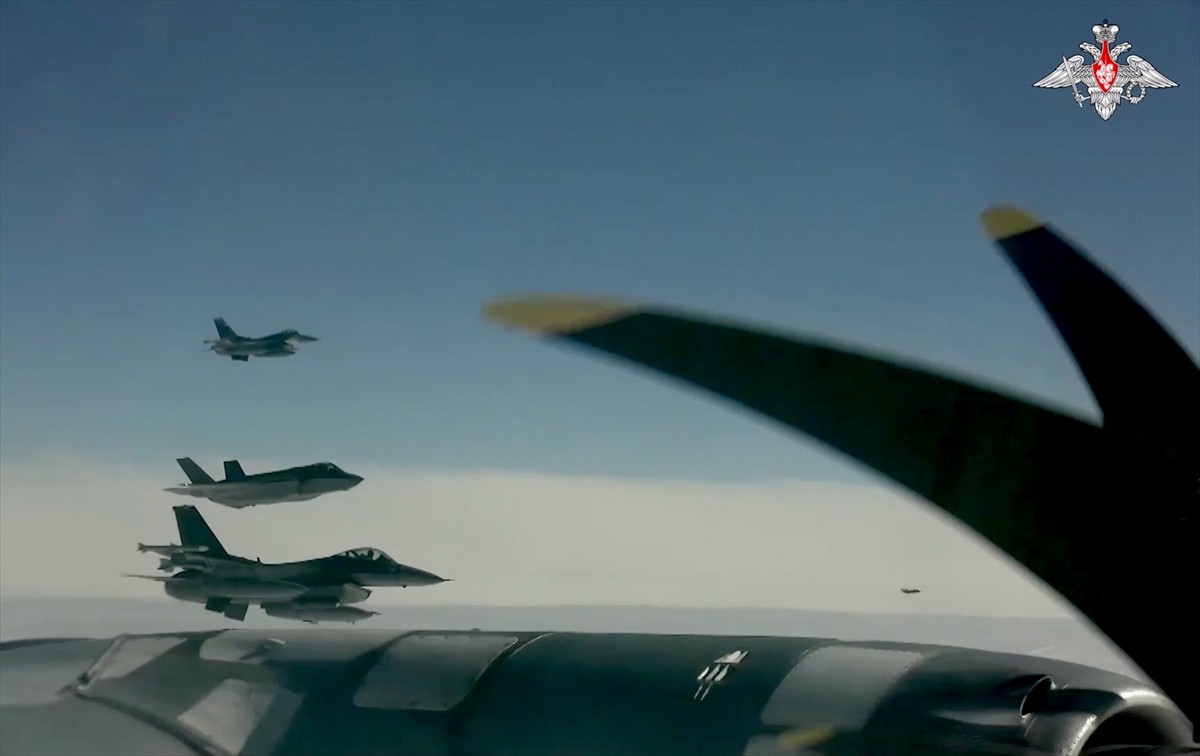Rusya Savunma Bakanlığı, Rus ve Çin stratejik bombardıman uçaklarının Çukçi ve Bering denizleri...
