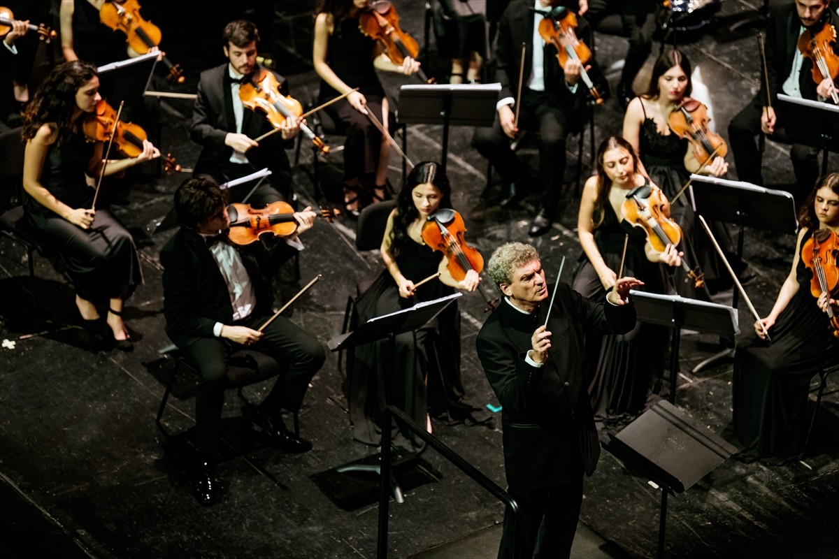 Sabancı Vakfınca desteklenen ve şef Cem Mansur'un yönettiği Türkiye Gençlik Filarmoni Orkestrası...