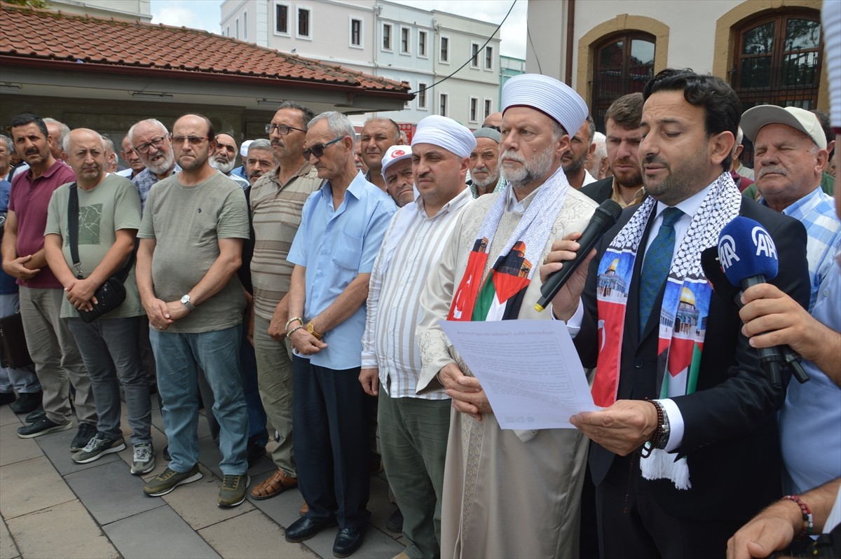 Sakarya'da cuma namazının ardından Milli İrade Platformu öncülüğünde Tarihi Orhan Gazi Camisi...