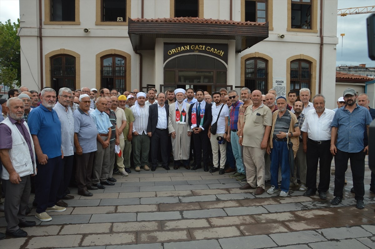 Sakarya'da cuma namazının ardından Milli İrade Platformu öncülüğünde Tarihi Orhan Gazi Camisi...