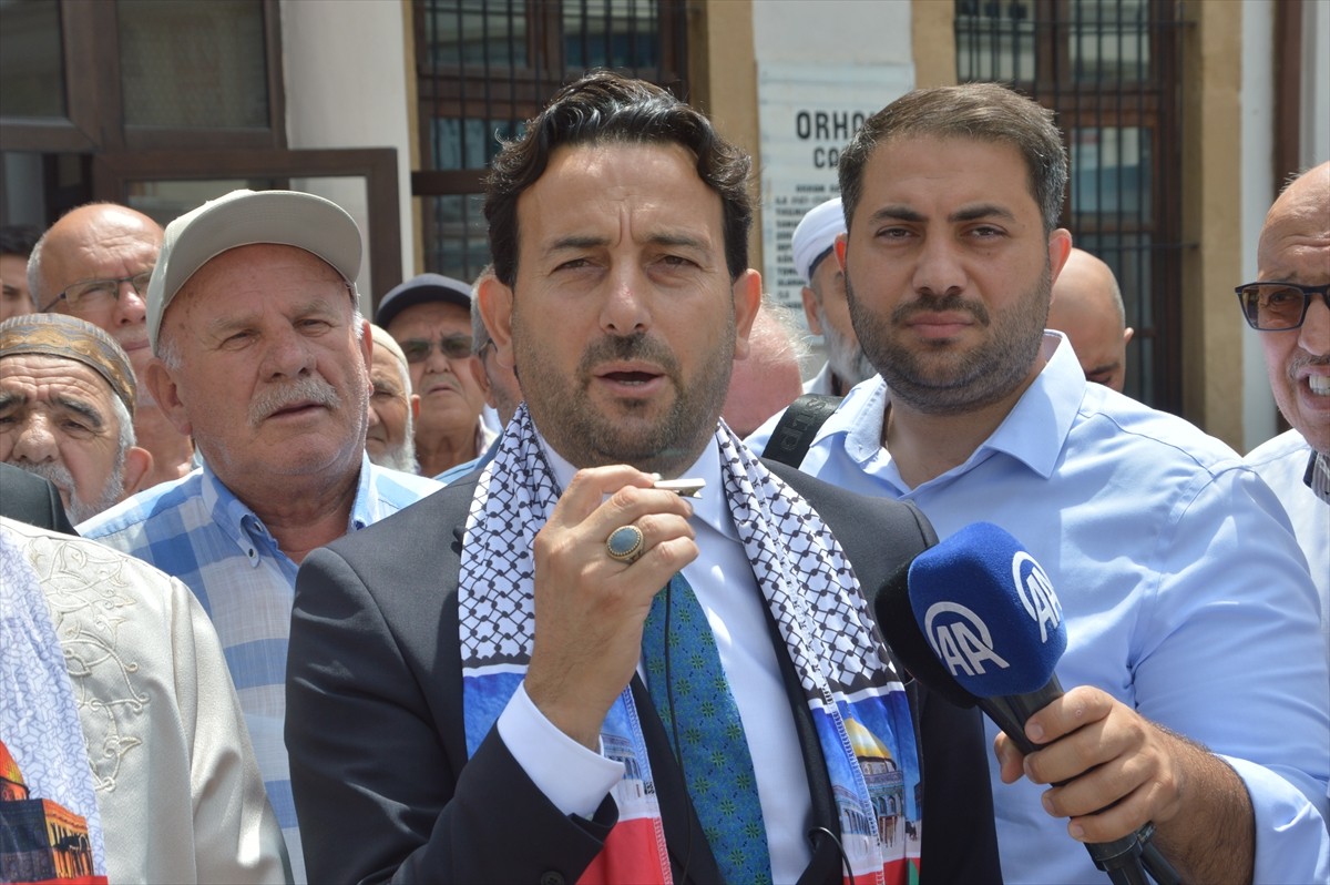 Sakarya'da cuma namazının ardından Milli İrade Platformu öncülüğünde Tarihi Orhan Gazi Camisi...