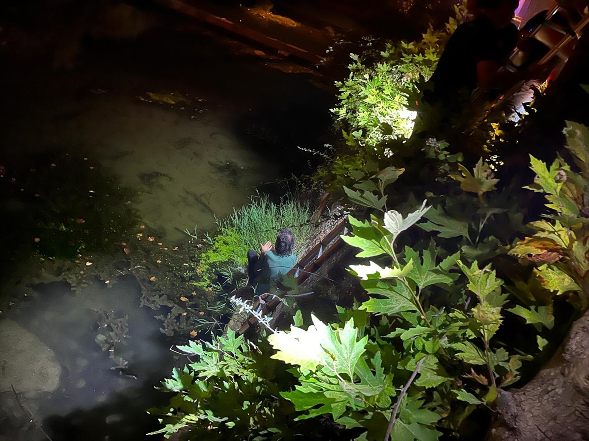 Sakarya'nın Hendek ilçesinde dereye düşerek yaralanan kişi, ekipler tarafından kurtarılarak...