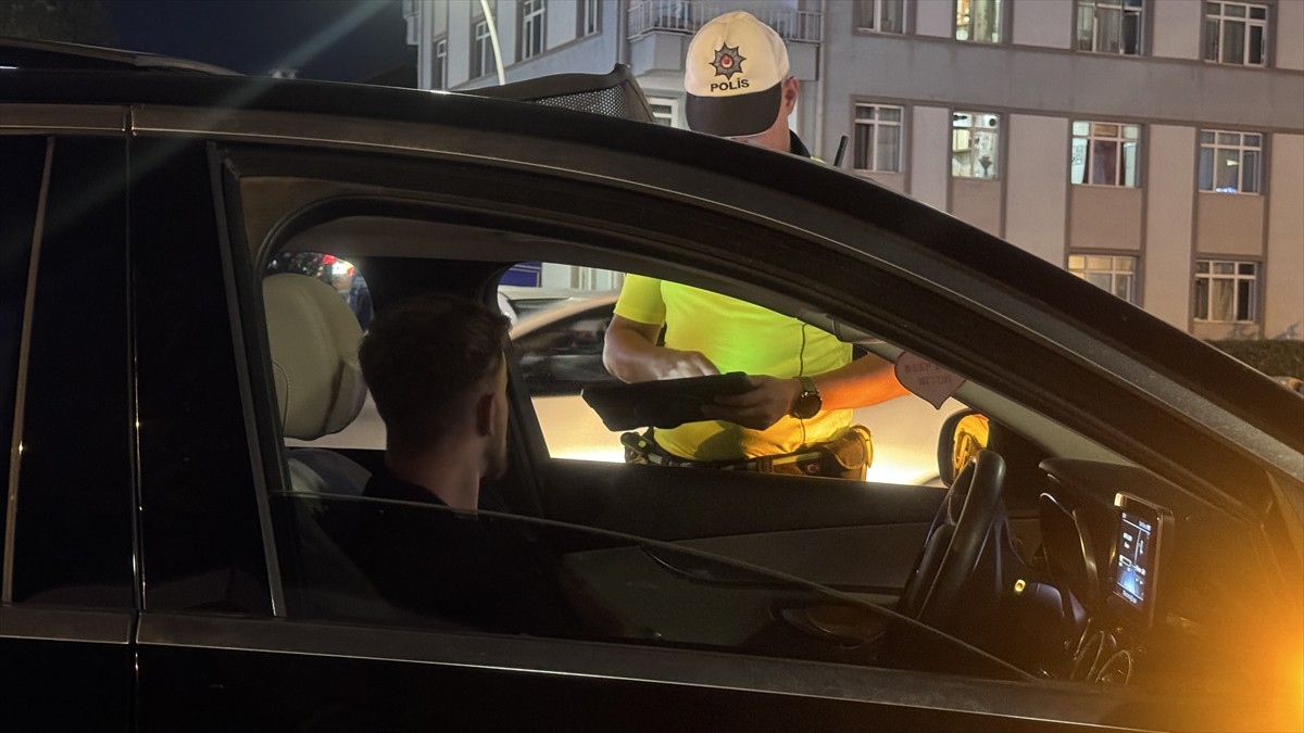 Sakarya'nın Serdivan ilçesinde yapılan yüksek ses ve egzoz denetiminde 50 sürücüye cezai işlem...