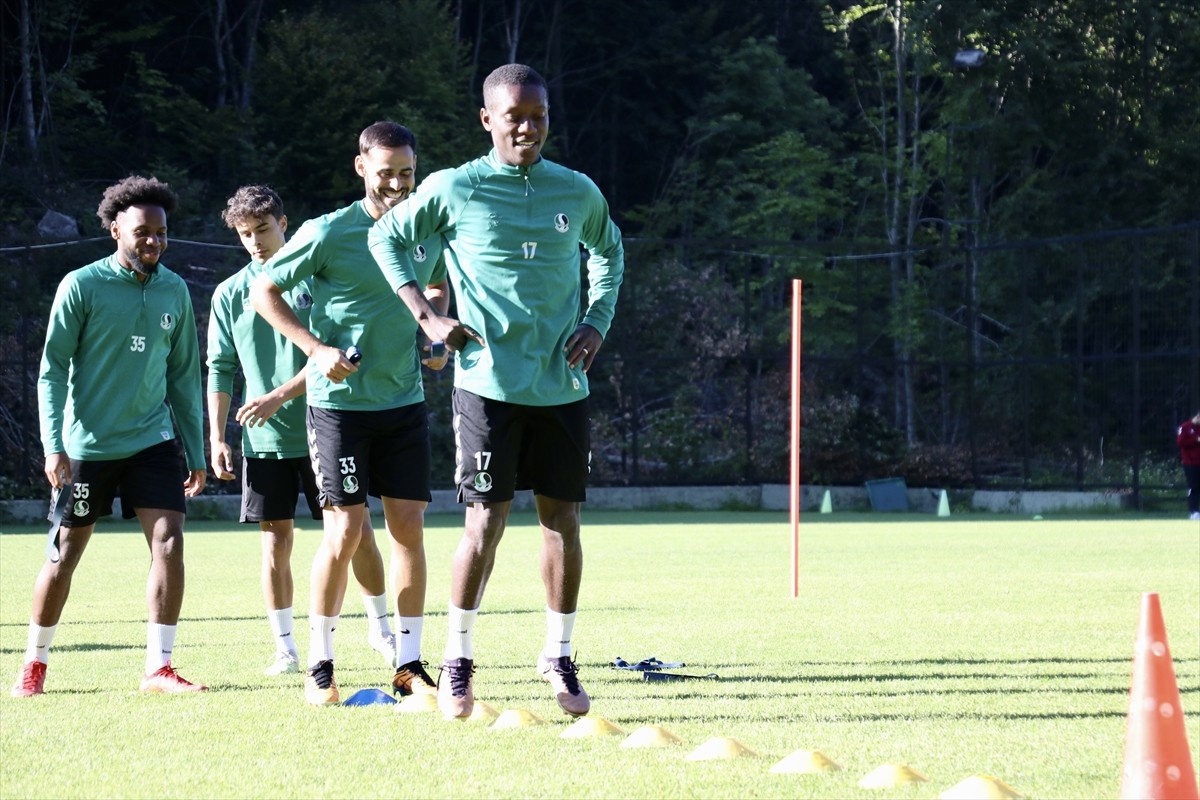 Sakaryaspor'un yeni transferlerinden Max Gradel, yeşil-siyahlı takımın 18 sezondur süren Süper Lig...