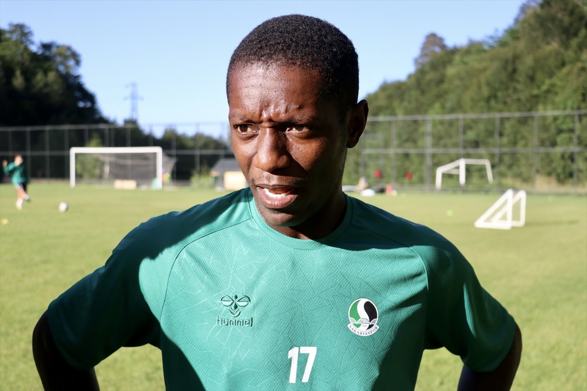 Sakaryaspor'un yeni transferlerinden Max Gradel, yeşil-siyahlı takımın 18 sezondur süren Süper Lig...