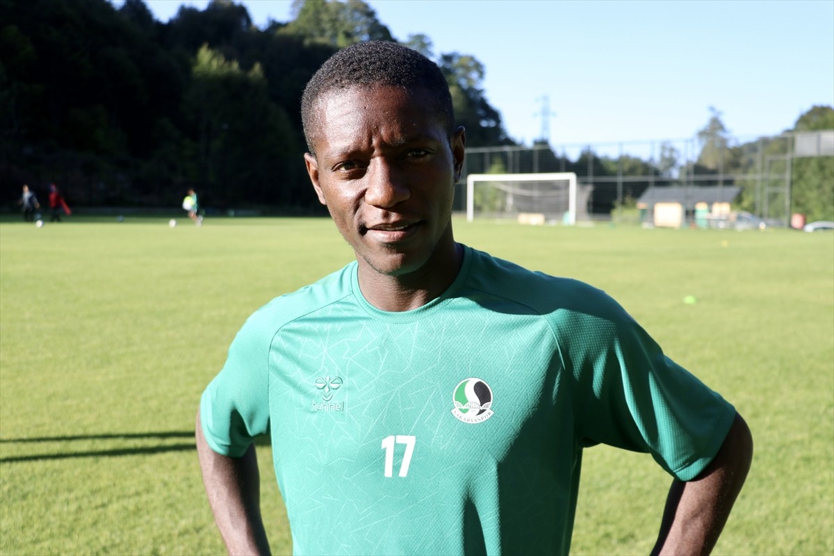 Sakaryaspor'un yeni transferlerinden Max Gradel, yeşil-siyahlı takımın 18 sezondur süren Süper Lig...