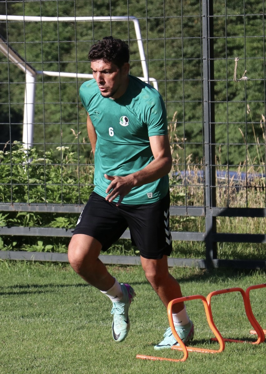 Sakaryaspor'un yeni transferlerinden Max Gradel, yeşil-siyahlı takımın 18 sezondur süren Süper Lig...