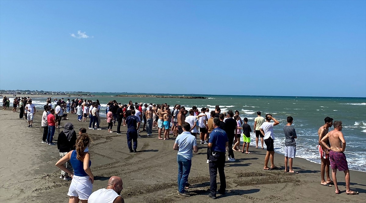 Samsun'un Atakum sahilinde denizde boğulma tehlikesi geçiren genç kurtarıldı, kaybolan babası için...