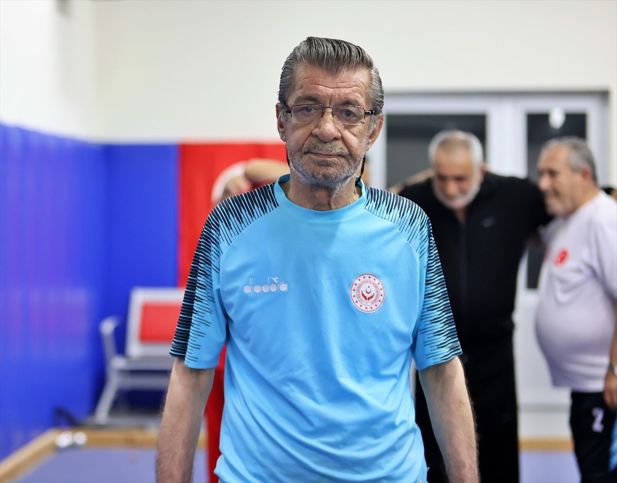 Samsun'un Bafra ilçesinde bulunan huzurevinin "ihtiyar delikanlıları"ndan kurulan bocce takımının...