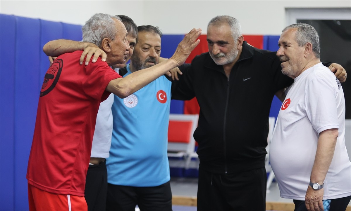 Samsun'un Bafra ilçesinde bulunan huzurevinin "ihtiyar delikanlıları"ndan kurulan bocce takımının...