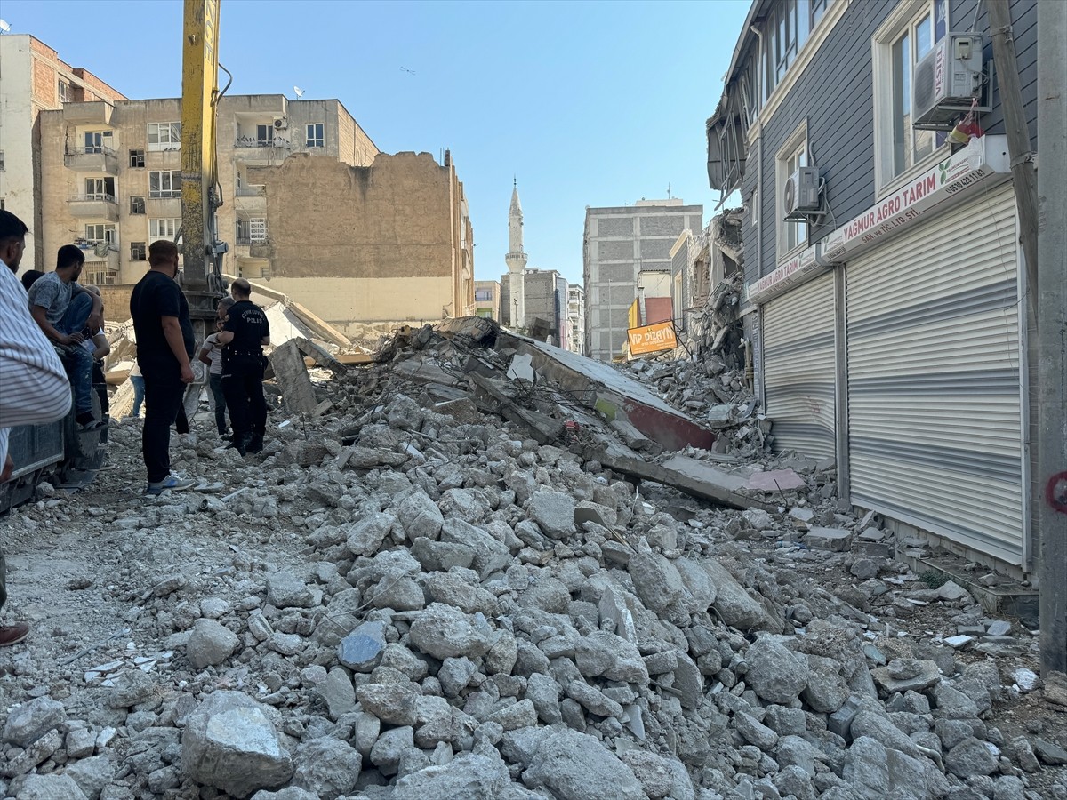 Şanlıurfa'da, Kahramanmaraş merkezli depremlerde ağır hasar gören 5 katlı binanın yıkımı sırasında...