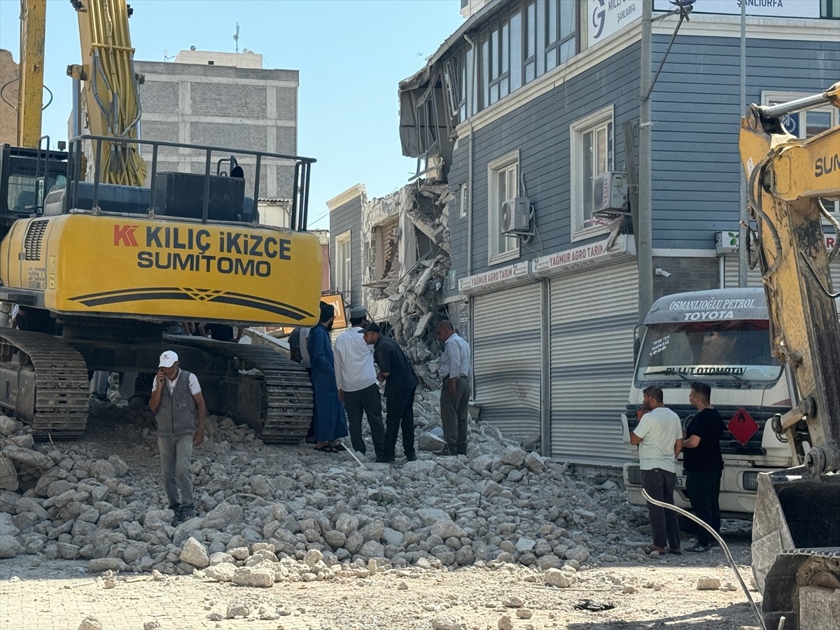 Şanlıurfa'da, Kahramanmaraş merkezli depremlerde ağır hasar gören 5 katlı binanın yıkımı sırasında...