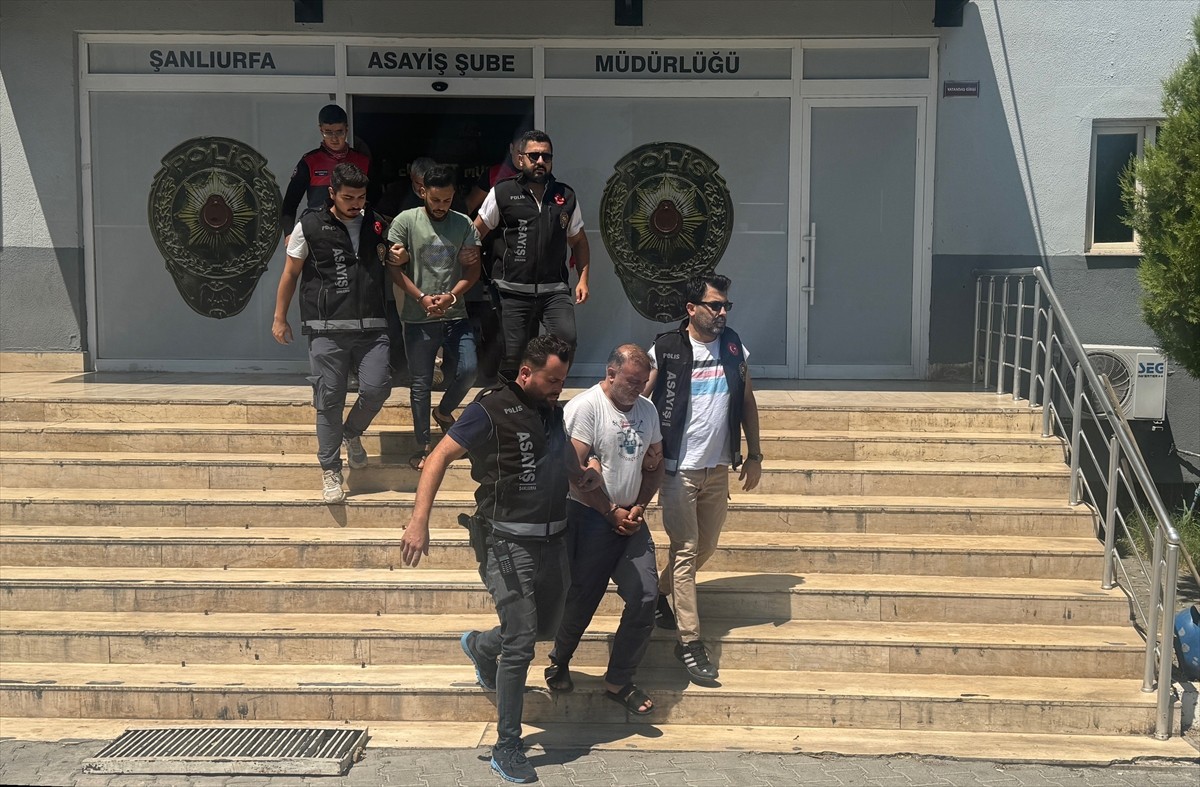 Şanlıurfa'nın merkez Eyyübiye ilçesinde; 2 kilo 300 gram altın, 10 bin lira, 10 cep telefonu ve 1...