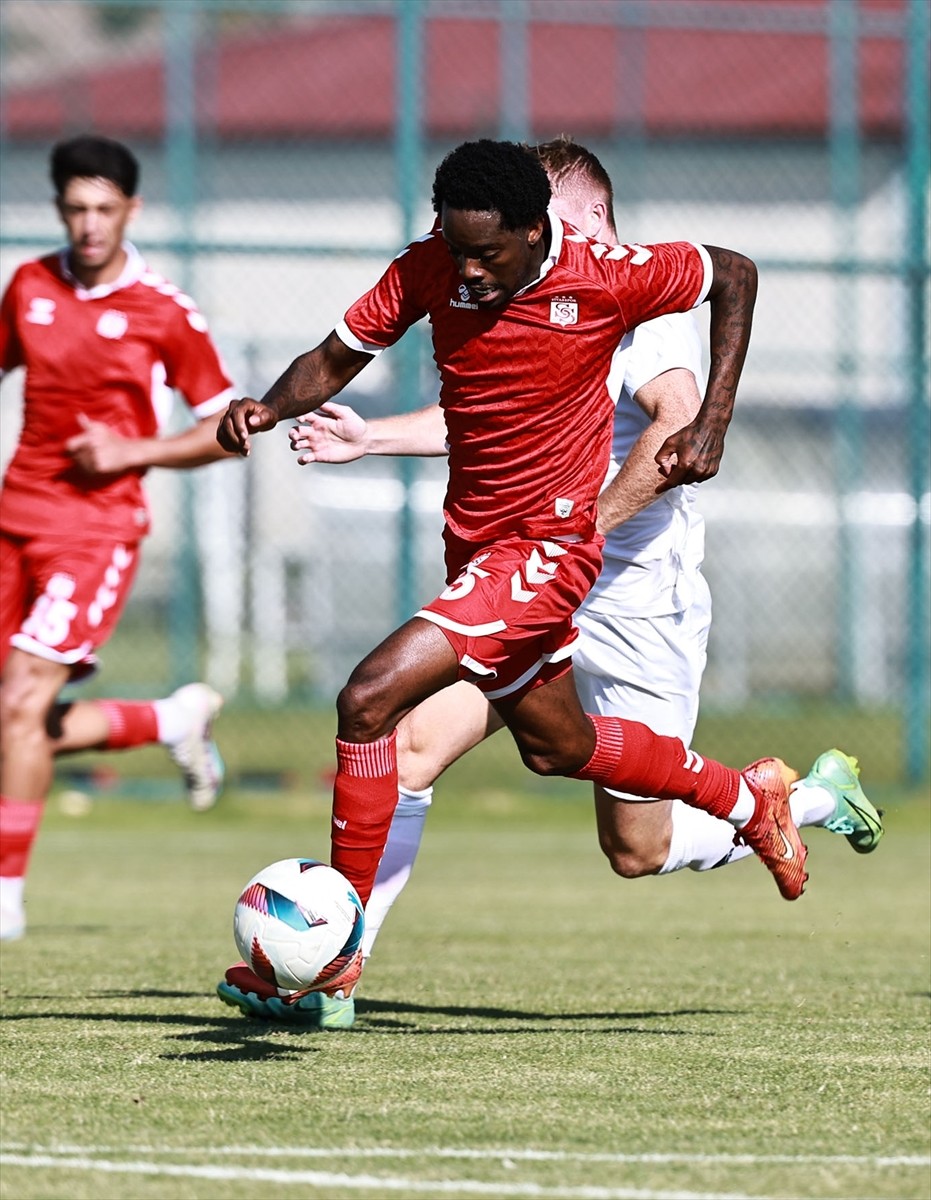 Sezon hazırlıklarını Erzurum'da sürdüren EMS Yapı Sivasspor, dördüncü hazırlık maçında...
