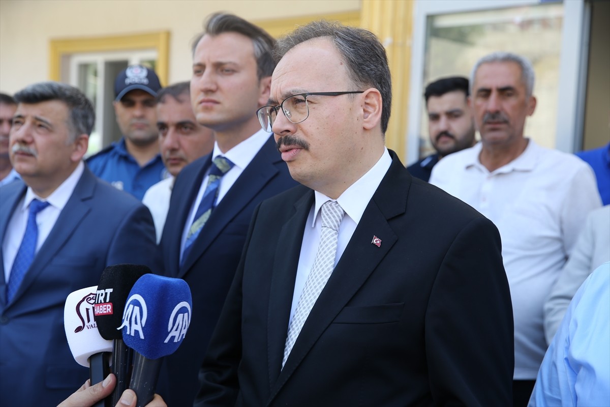 Siirt'in Baykan ilçesinde Belediye Başkanı Ekrem Erdem'in de evinin bulunduğu bölgede gece çevreye...