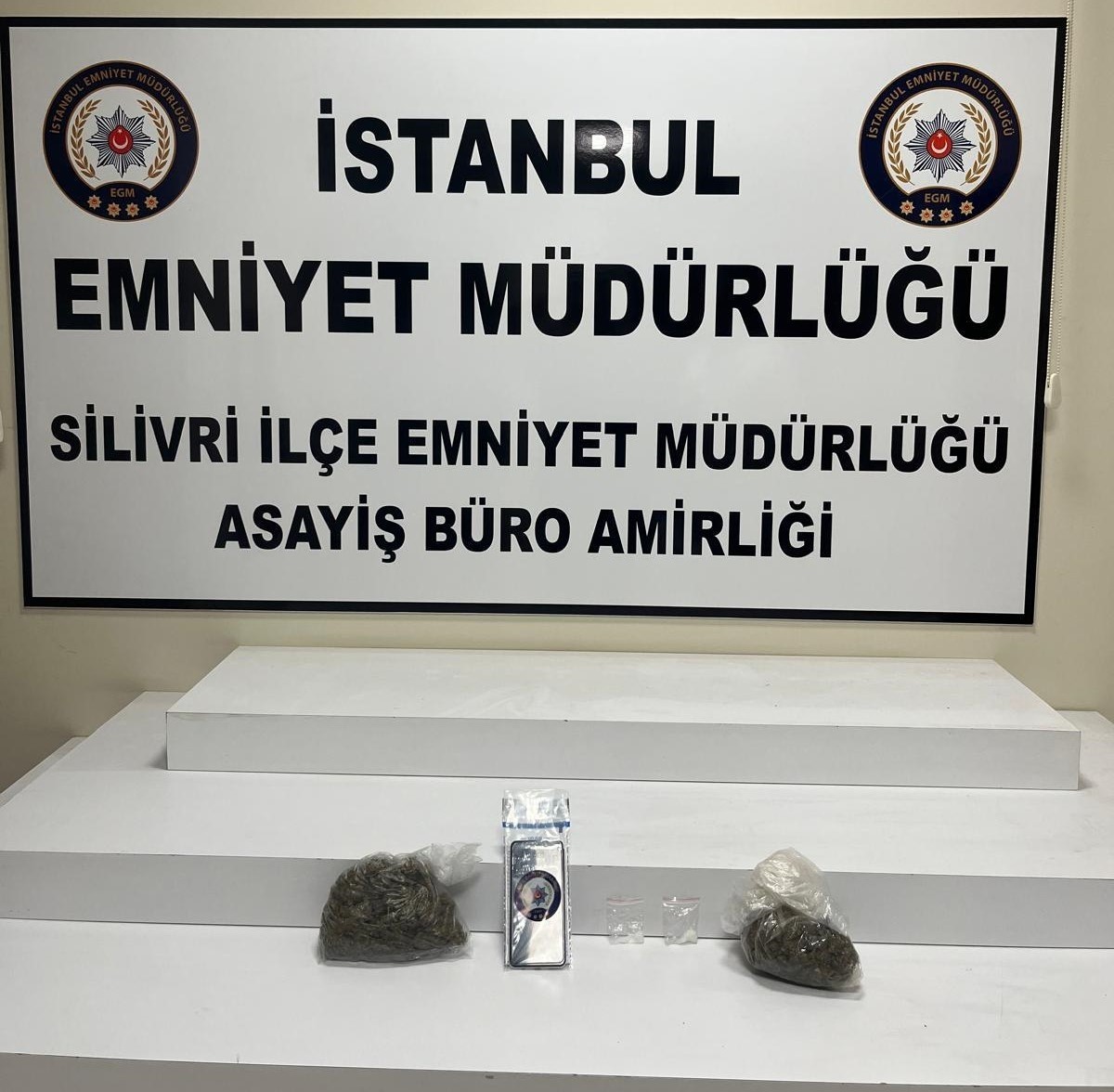 Silivri'de polis denetimi sırasında içinde uyuşturucu bulunan çantayı taksiye bırakarak kaçmaya...