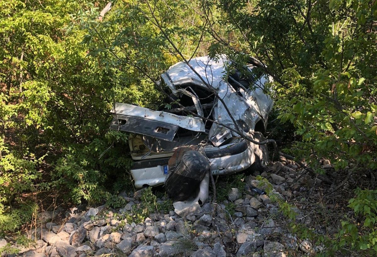 Sinop'un Boyabat ilçesinde otomobilin şarampole devrilmesi sonucu 4 kişi yaralandı.