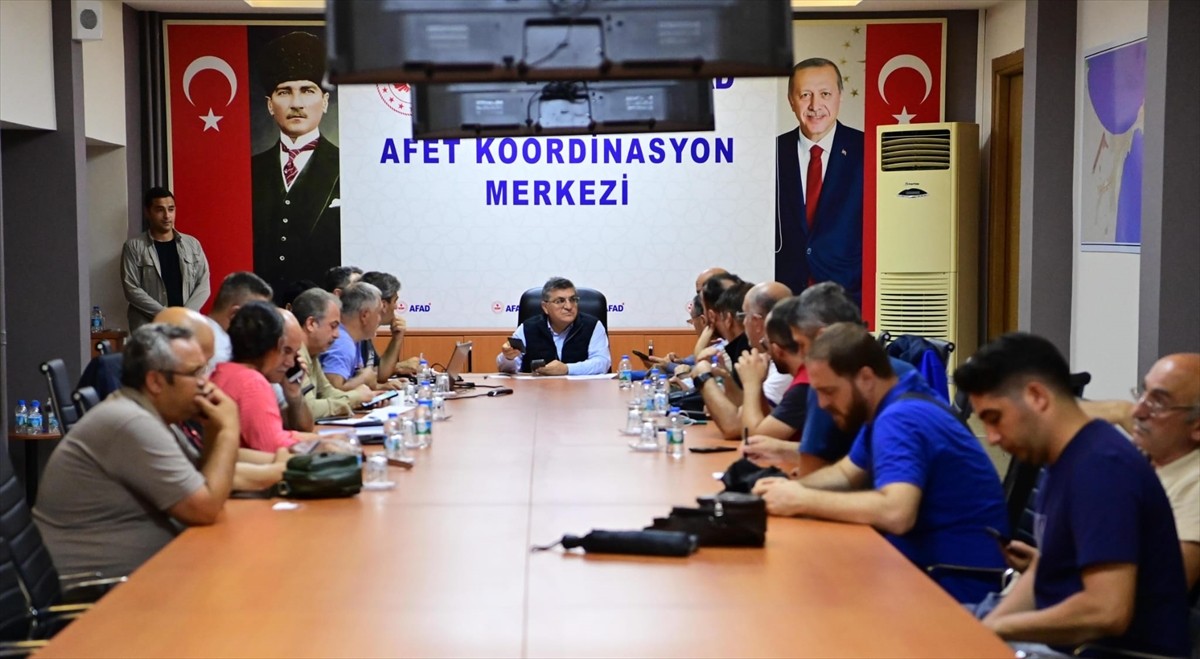 Sinop Valisi Mustafa Özarslan, sağanağın etkili olduğu Erfelek ilçesinde incelemelerde bulundu....