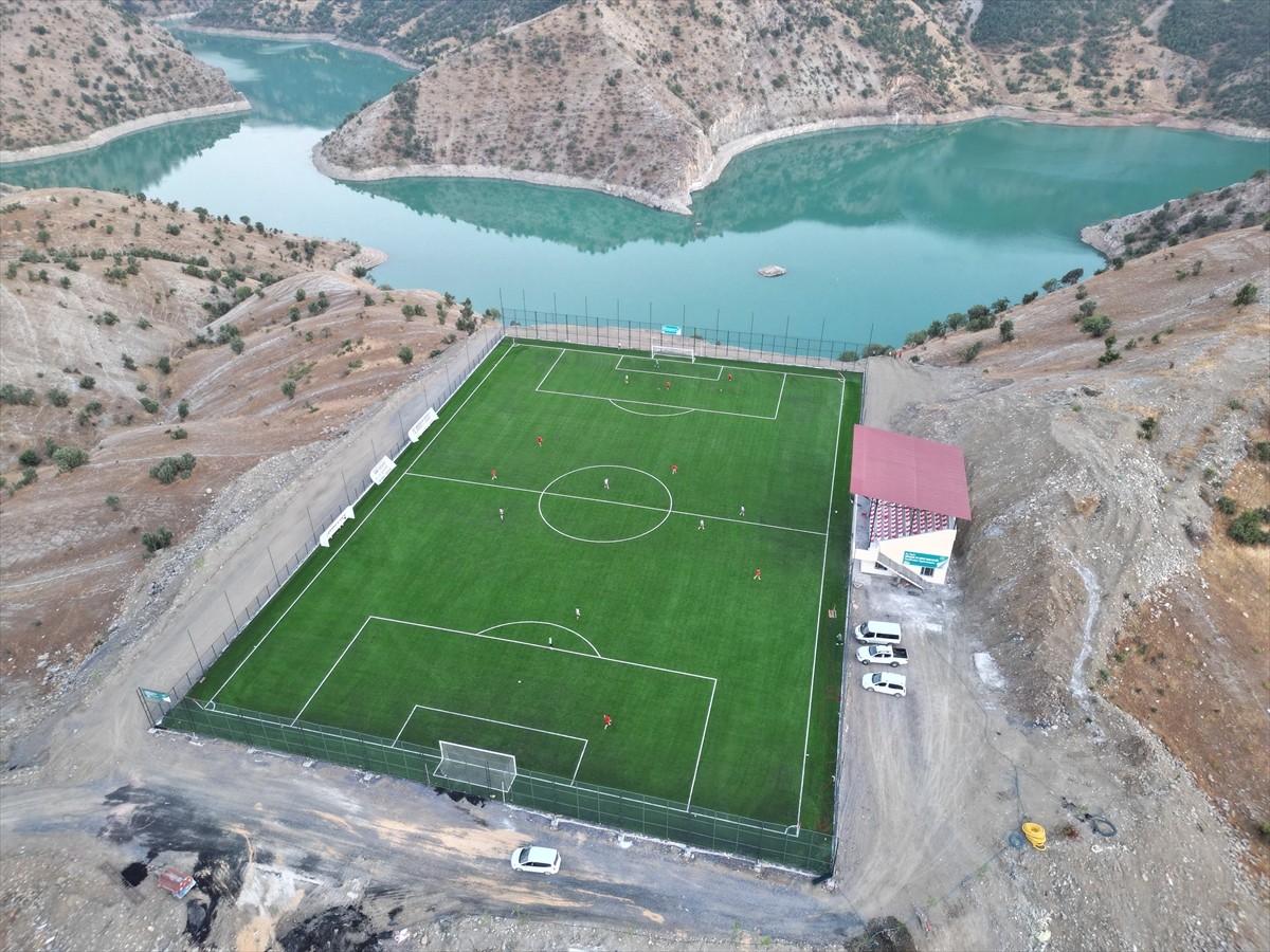 Şırnak'ın Uludere ilçesine bağlı Hilal beldesindeki baraj gölü manzaralı stat, genç futbolcuların...