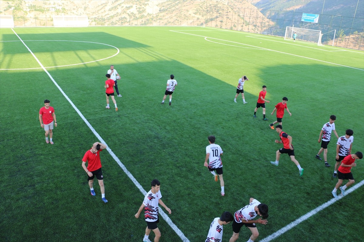 Şırnak'ın Uludere ilçesine bağlı Hilal beldesindeki baraj gölü manzaralı stat, genç futbolcuların...