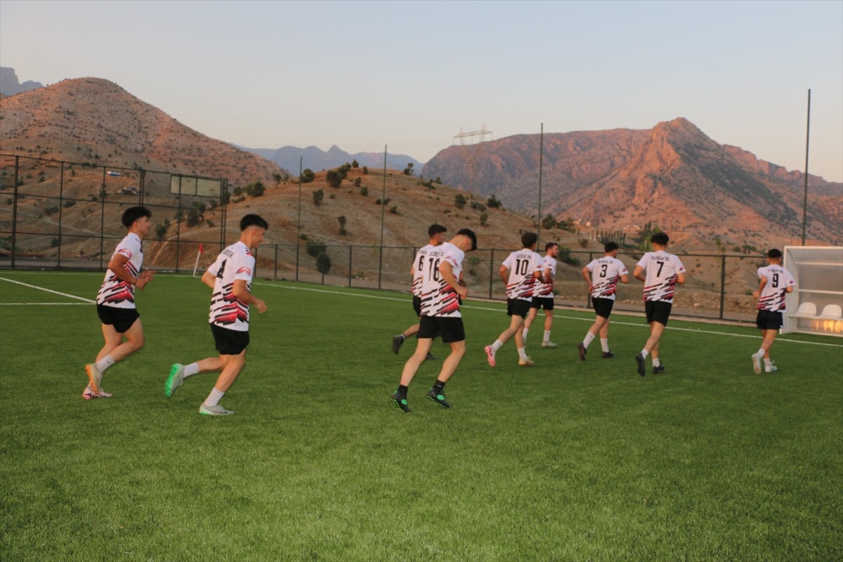 Şırnak'ın Uludere ilçesine bağlı Hilal beldesindeki baraj gölü manzaralı stat, genç futbolcuların...
