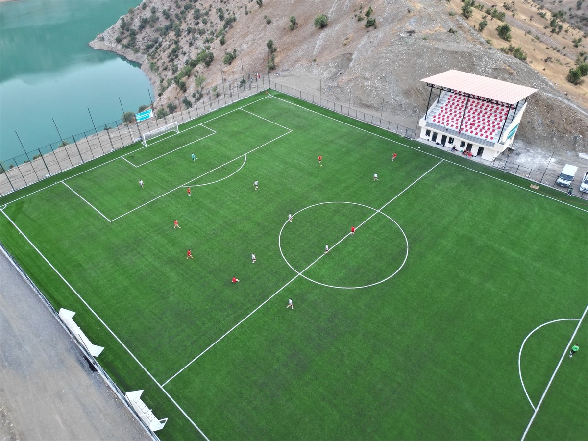 Şırnak'ın Uludere ilçesine bağlı Hilal beldesindeki baraj gölü manzaralı stat, genç futbolcuların...