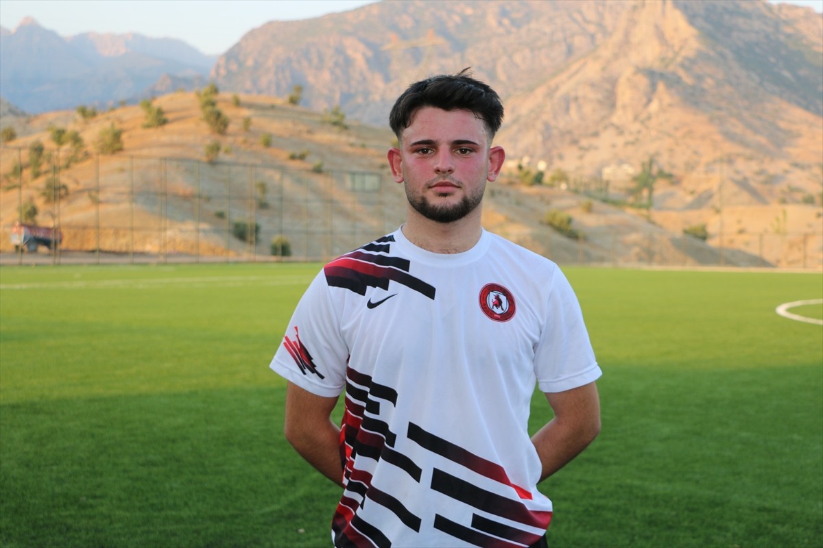 Şırnak'ın Uludere ilçesine bağlı Hilal beldesindeki baraj gölü manzaralı stat, genç futbolcuların...