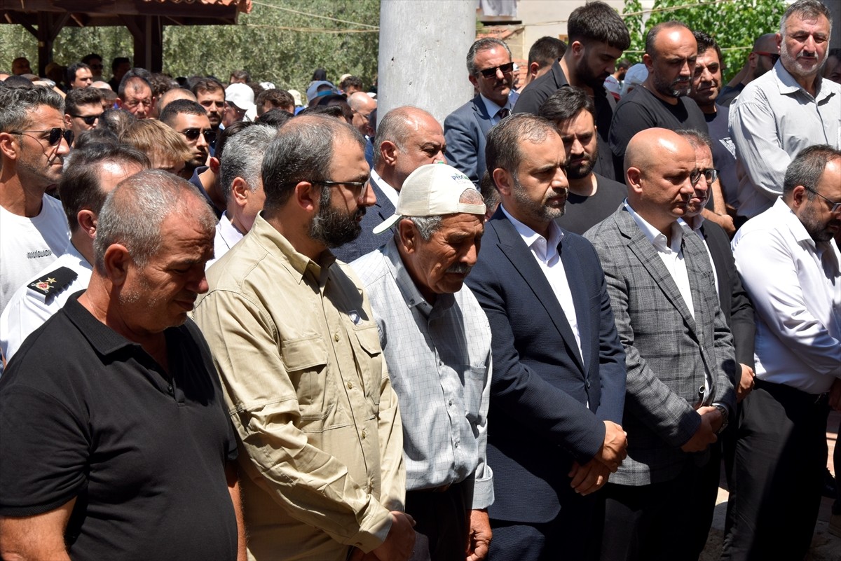 Şırnak'ta Gabar Dağı'ndaki petrol sahasında sondaj kulesinin devrilmesi sonucu enkaz altında...