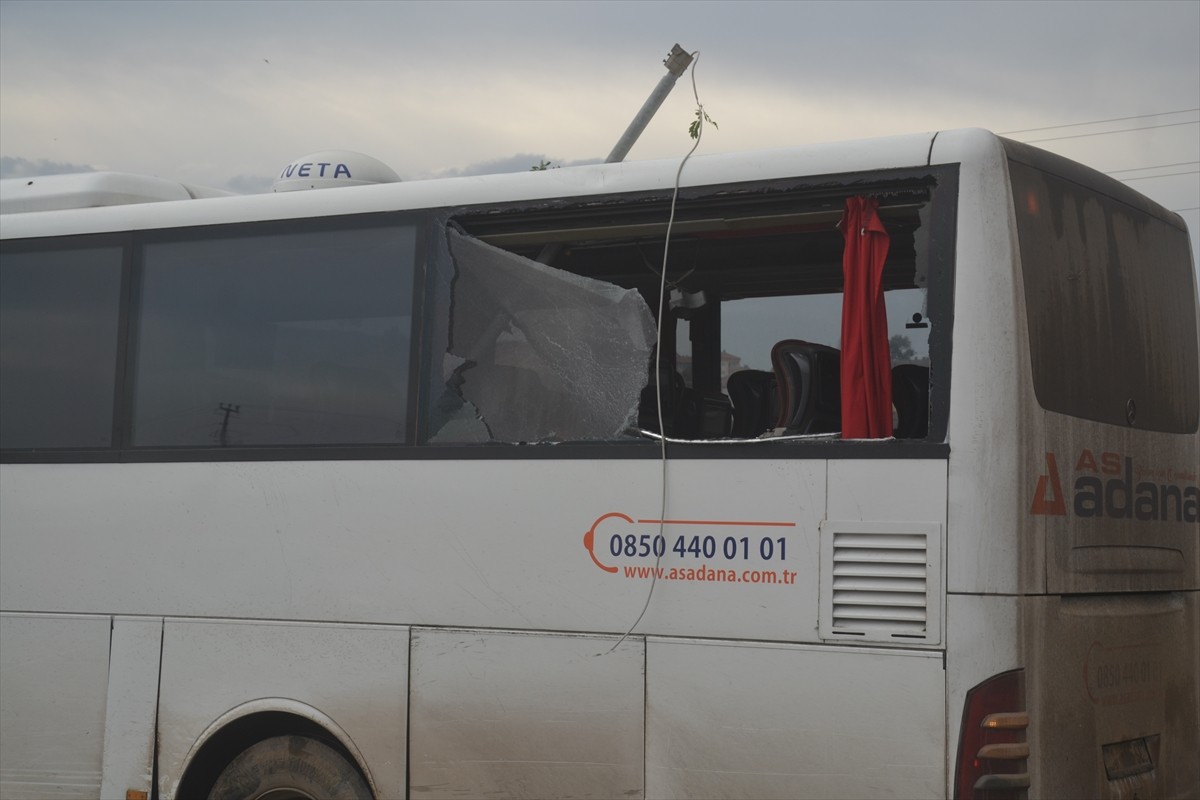 Sivas'ın Şarkışla ilçesinde refüjdeki aydınlatma direğine çarpan yolcu otobüsünün sürücüsü...