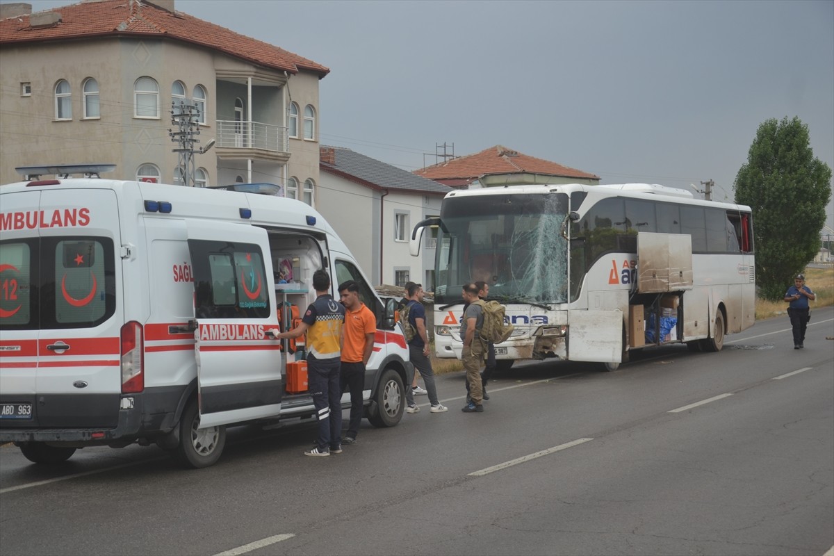 Sivas'ın Şarkışla ilçesinde refüjdeki aydınlatma direğine çarpan yolcu otobüsünün sürücüsü...