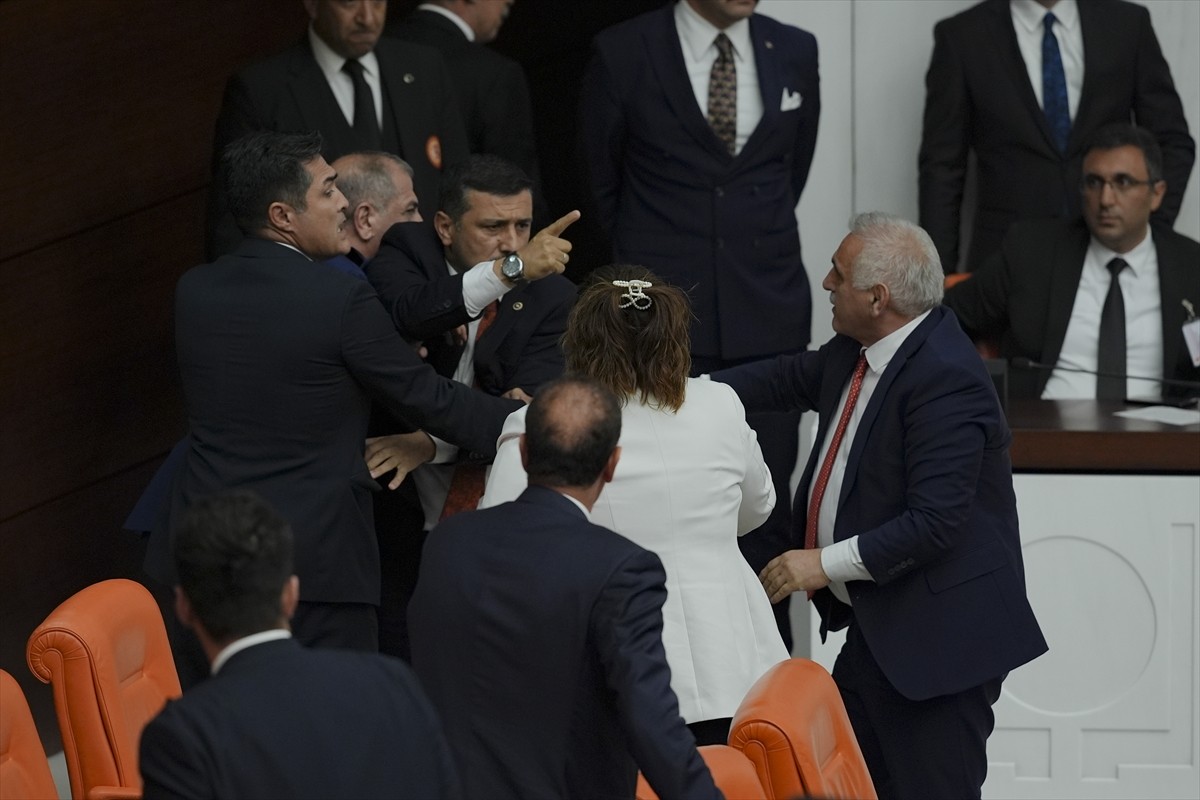 TBMM Genel Kurulu'nda en düşük emekli aylığının 12 bin 500 liraya yükseltilmesini de içeren Vergi...