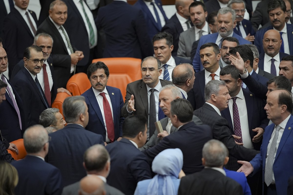 TBMM Genel Kurulu'nda en düşük emekli aylığının 12 bin 500 liraya yükseltilmesini de içeren Vergi...