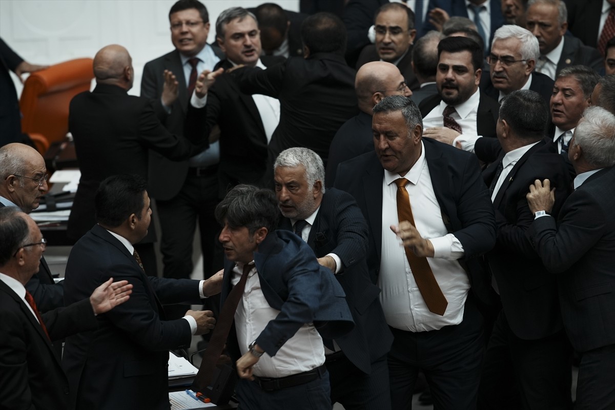 TBMM Genel Kurulunda muhalefet partilerinin grup önerilerinin görüşülmesi sırasında AK Parti ile...