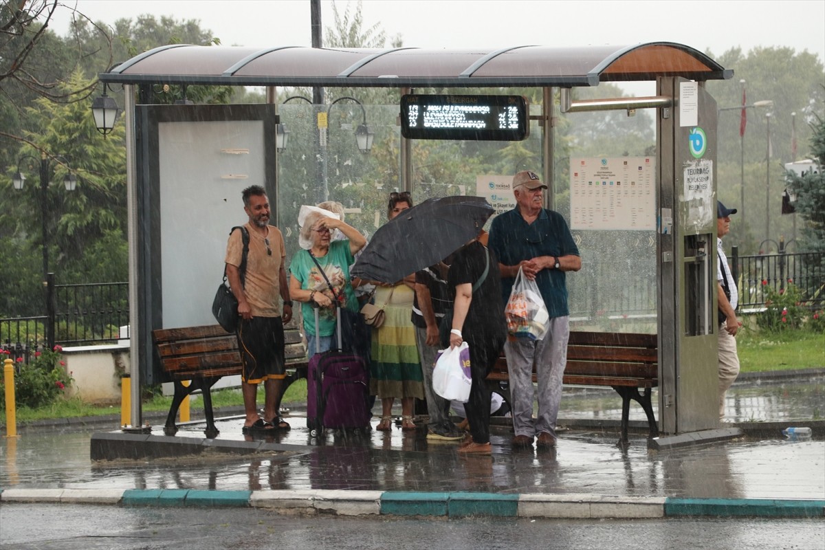 Tekirdağ'da gök gürültülü sağanak etkisini gösterdi. Vatandaşlar şemsiyelerle yağmurdan korunmaya...