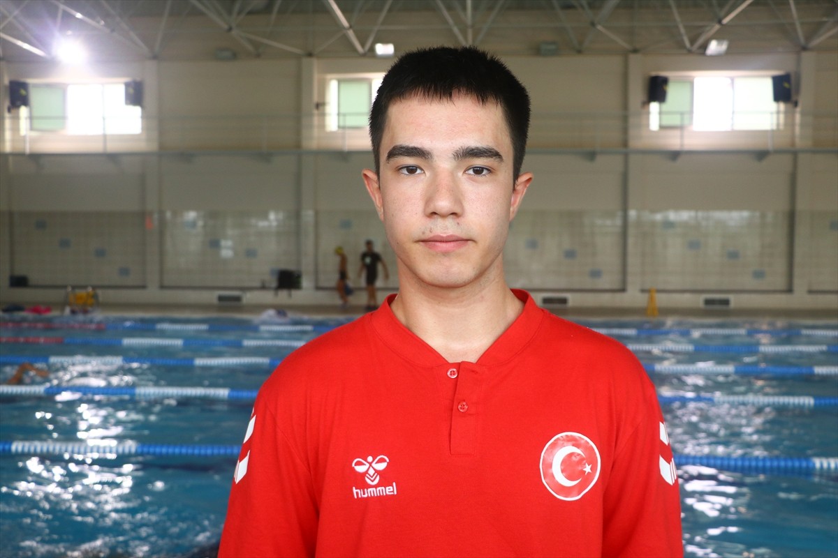 Tekirdağ'da yaşayan dünya şampiyonu milli sporcu Nida Bulut, yüzmeden sıkılıp 2 yıl önce başladığı...