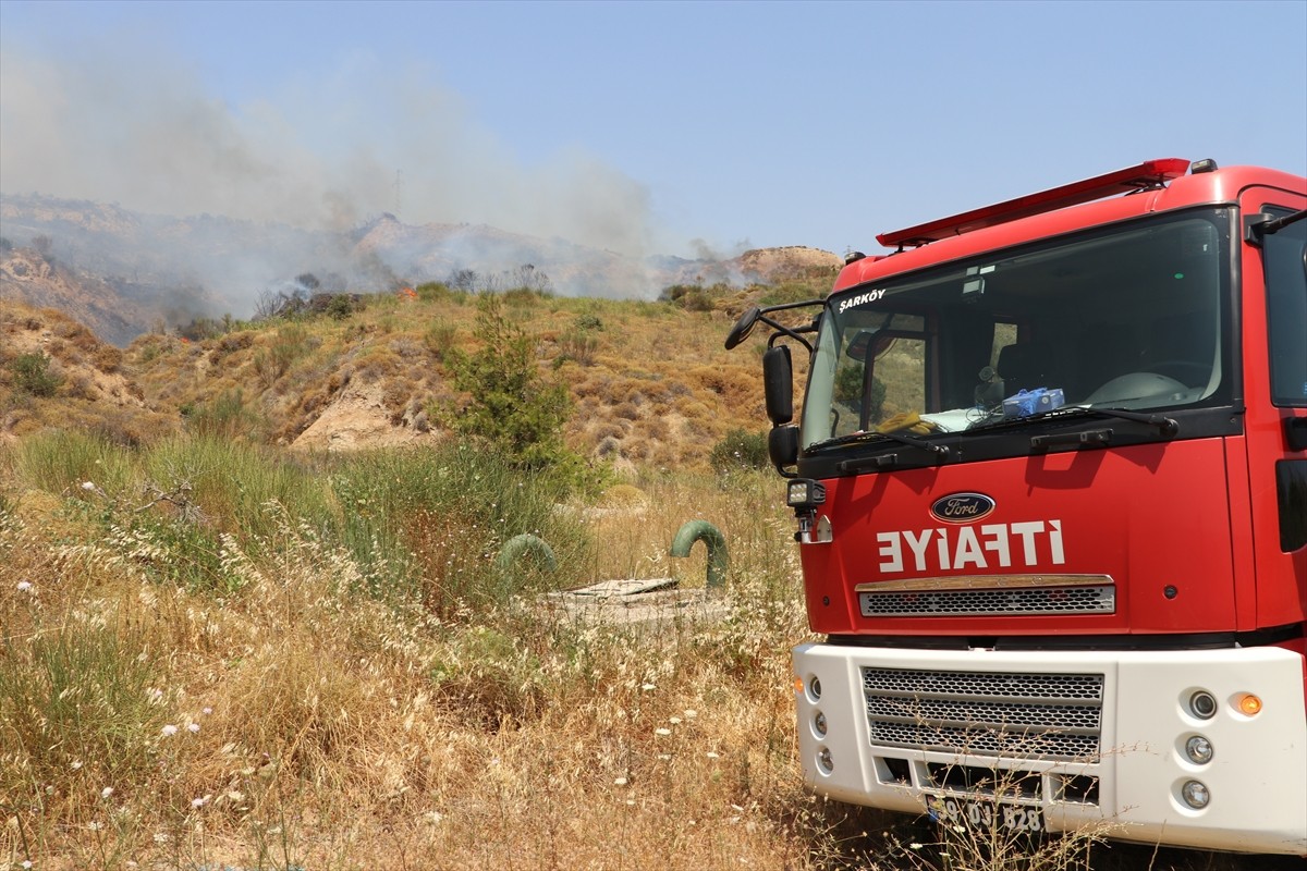 Tekirdağ'ın Şarköy ilçesinde makilik alanda çıkan yangına havadan ve karadan müdahale ediliyor....