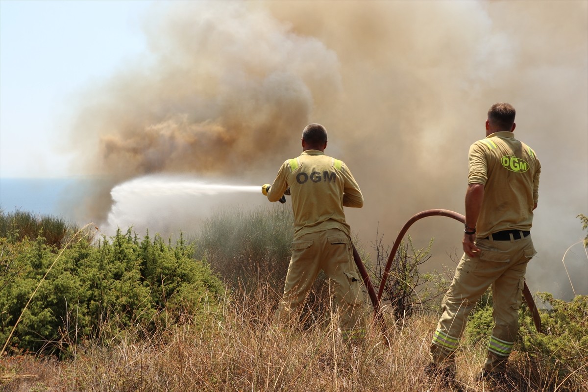 Tekirdağ'ın Şarköy ilçesinde makilik alanda çıkan yangına havadan ve karadan müdahale ediliyor....