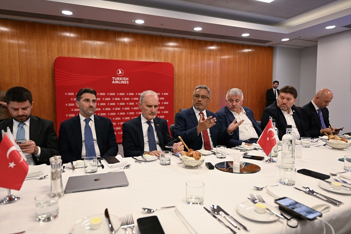 THY Yönetim Kurulu ve İcra Komitesi Başkanı Ahmet Bolat (sol 4), İngiltere'de düzenlenen...
