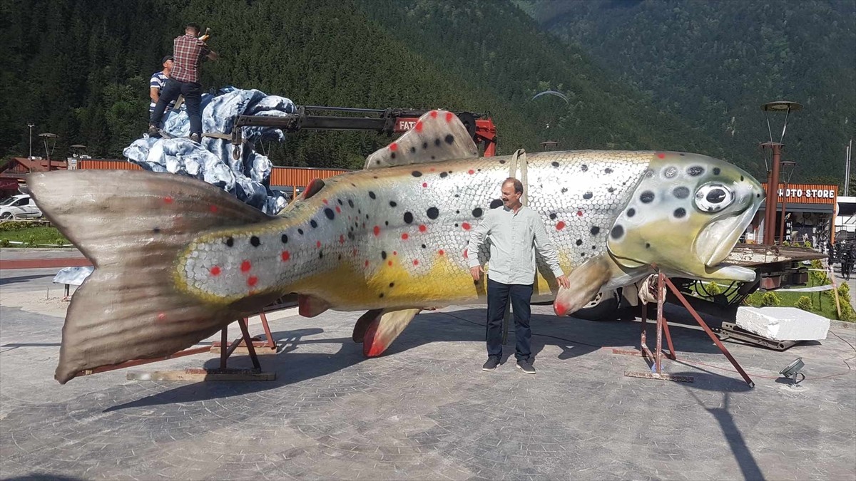 Trabzon'un turizm merkezlerinden Uzungöl'ün kenarındaki kırmızı benekli alabalık maketi...