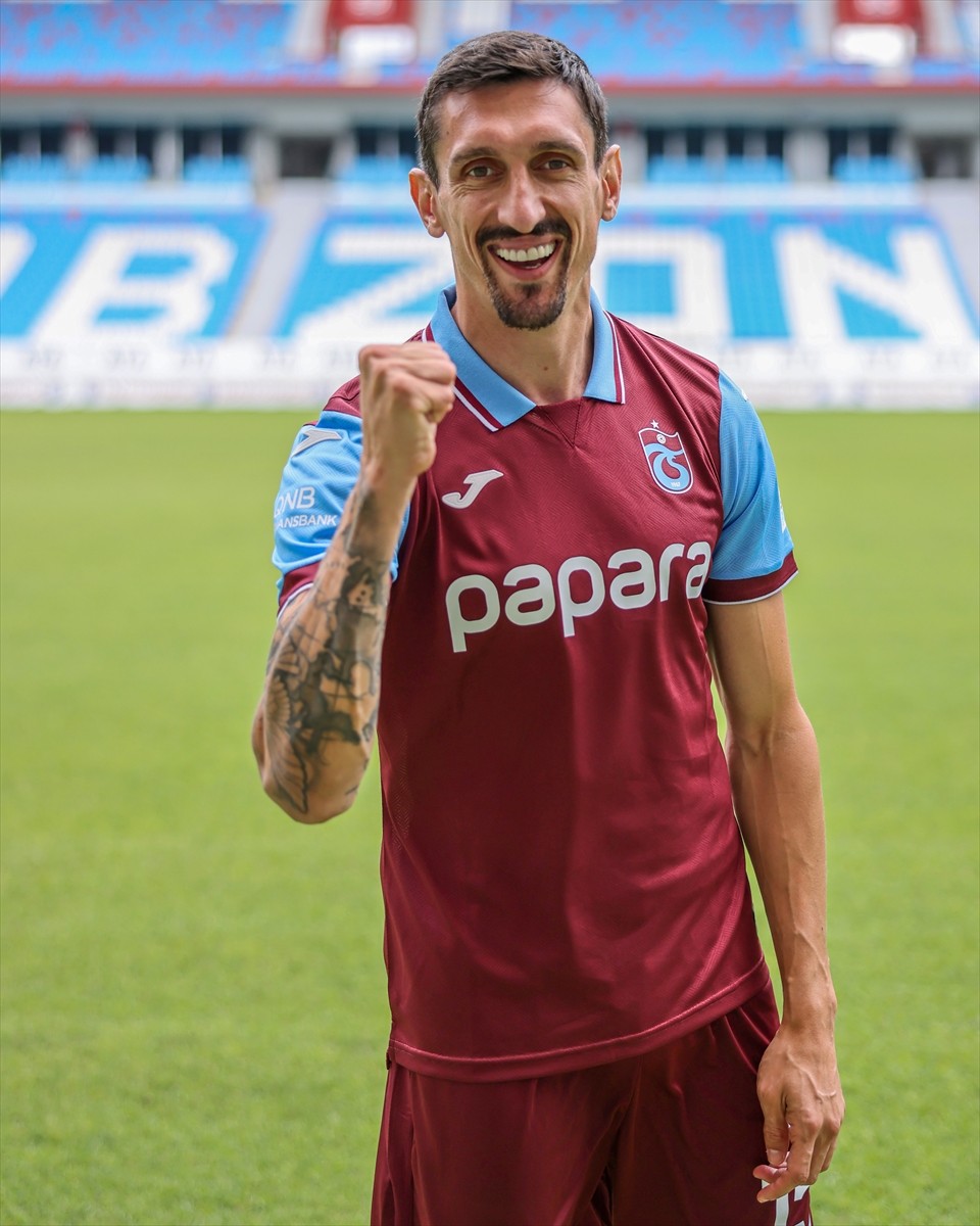 Trabzonspor Kulübü, 3 yıllık anlaşma sağladığı yeni transferi Karadağlı Stefan Savic ile sözleşme...