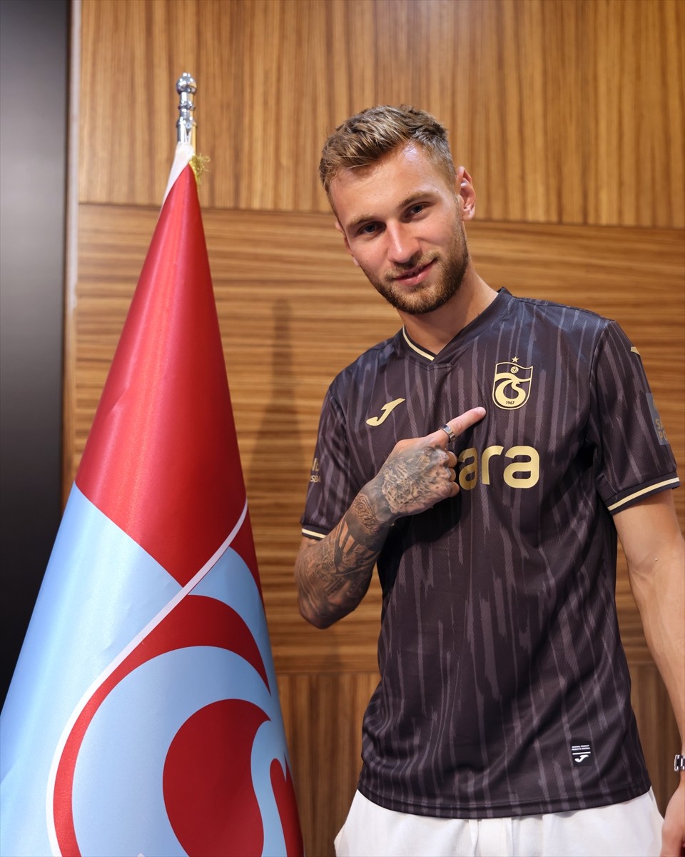 Trabzonspor Kulübü, Denis Draguş (sağda) ile 4 yıllık sözleşme imzaladı. Draguş için Mehmet Ali...