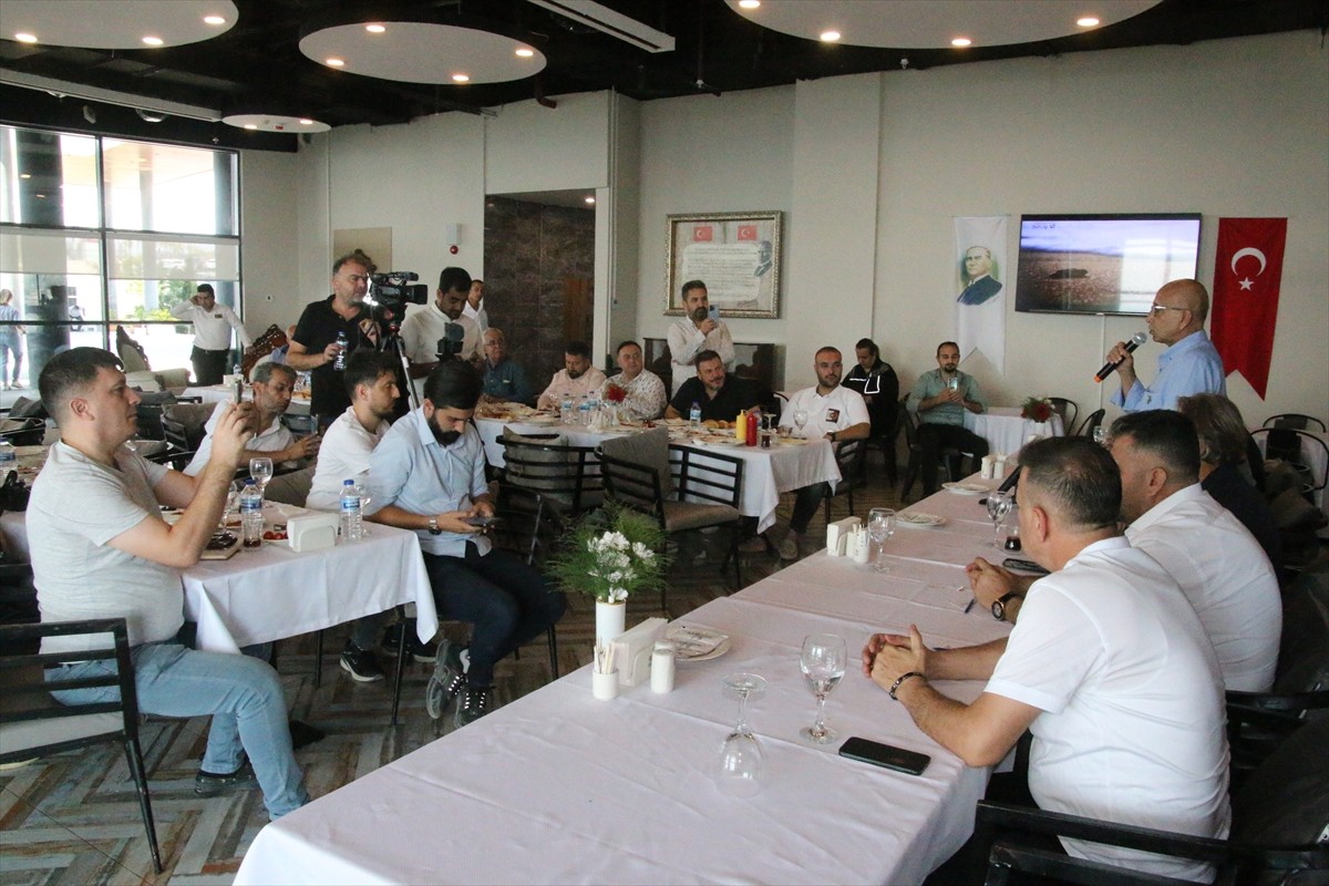 Trendyol Süper Lig ekibi Atakaş Hatayspor'un kulüp başkanı Levent Mıstıkoğlu (sağ 4)...