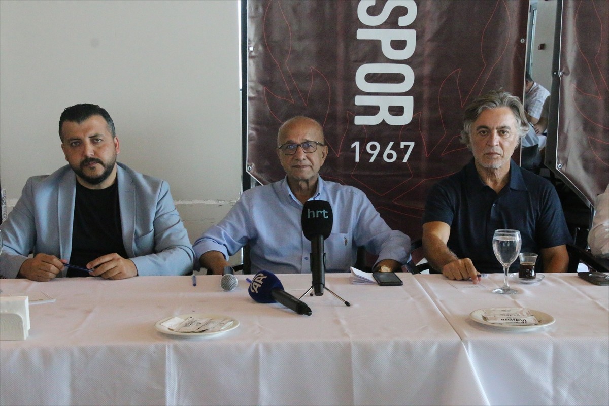 Trendyol Süper Lig ekibi Atakaş Hatayspor'un kulüp başkanı Levent Mıstıkoğlu (sağ 4)...