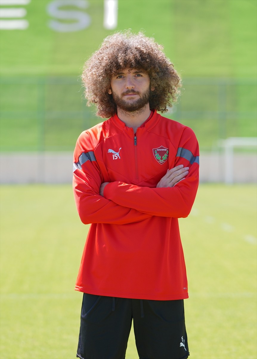 Trendyol Süper Lig ekiplerinden Atakaş Hatayspor'un savunma oyuncusu Recep Burak Yılmaz (sağda)...