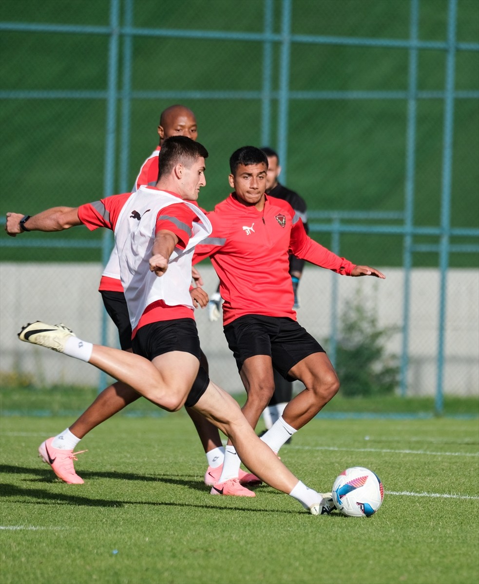 Trendyol Süper Lig ekiplerinden Atakaş Hatayspor, yeni sezon hazırlıklarına Erzurum'da devam...