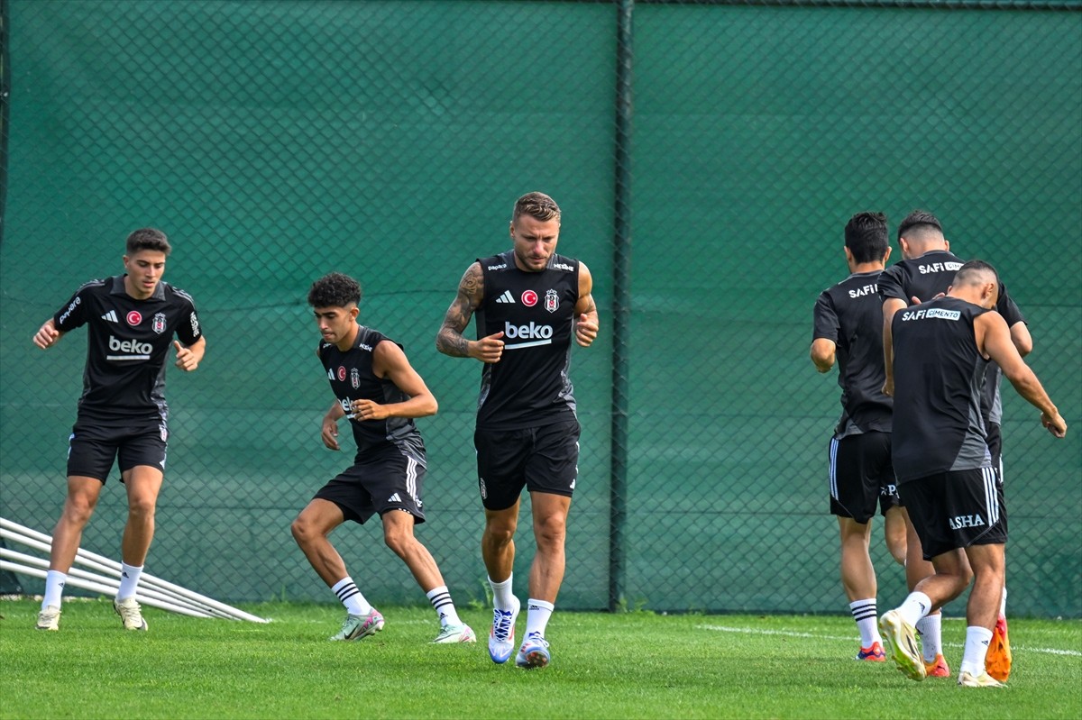 Trendyol Süper Lig ekiplerinden Beşiktaş, BJK Nevzat Demir Tesisleri'nde sezon hazırlıklarına...