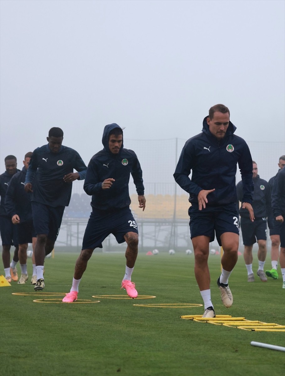 Trendyol Süper Lig ekiplerinden Corendon Alanyaspor, yeni sezon hazırlıklarını Topuk Yaylası'nda...