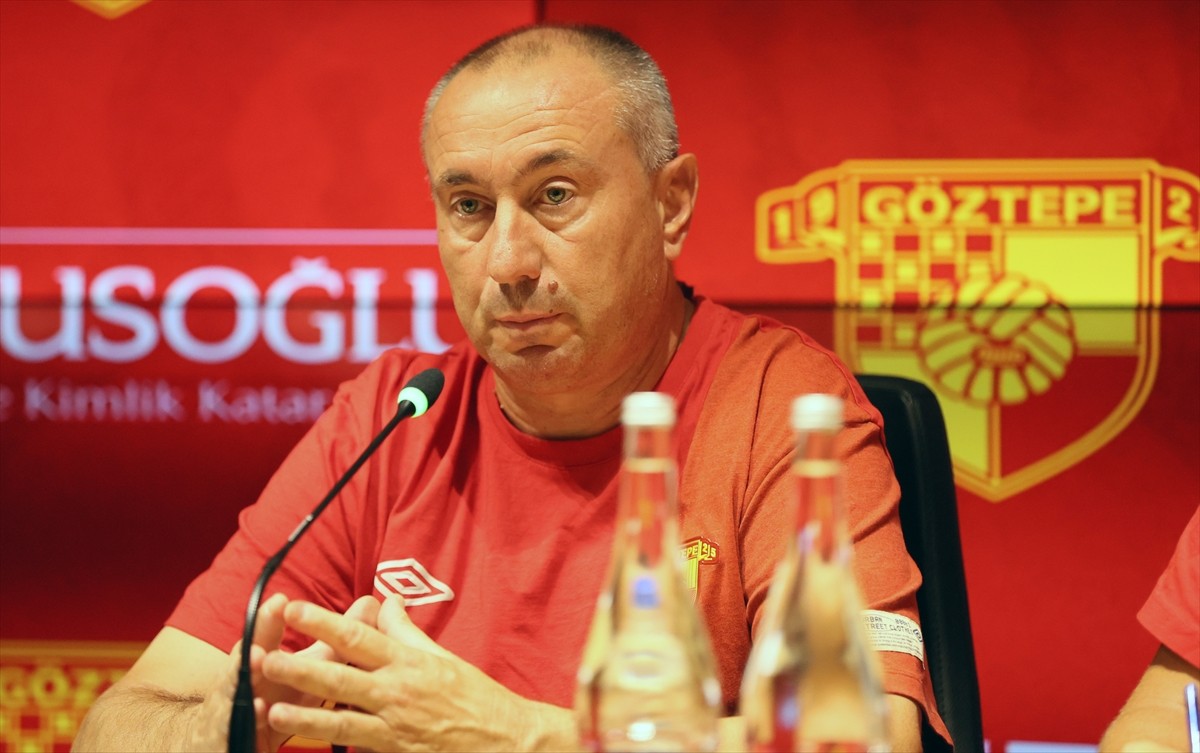 Trendyol Süper Lig ekiplerinden Göztepe'nin sportif direktörü Ivan Mance (fotoğrafta) ile teknik...