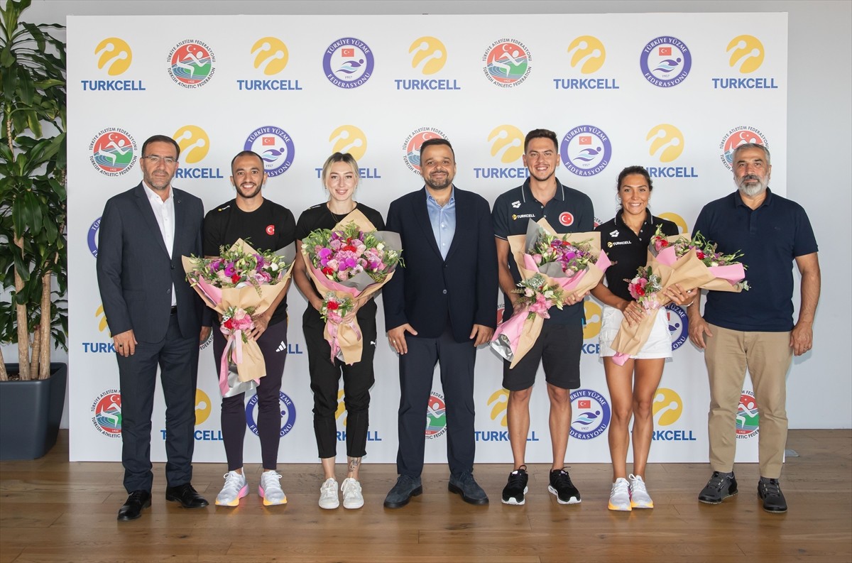 Turkcell, Paris Olimpiyatları'nda yüzme ve atletizmde yarışacak milli sporcuları ağırladı....